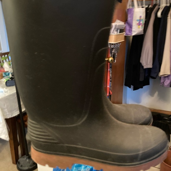 rain boots that just don’t fit me - Picture 3 of 3